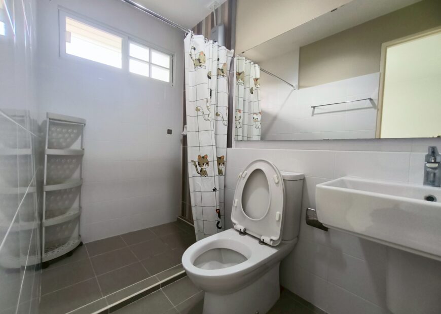 For rent: 2-story townhome near Mega Bangna, best location in the area, Indy 2 Bangna Km. 7. The front has an electric awning and shade trees. The back has an awning that can be opened or closed and the floor is neat. Beautiful house, ready to move in.