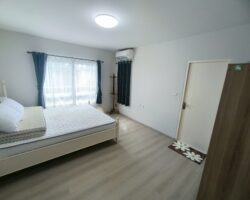 For rent: 2-story townhome near Mega Bangna, best location in the area, Indy 2 Bangna Km. 7. The front has an electric awning and shade trees. The back has an awning that can be opened or closed and the floor is neat. Beautiful house, ready to move in.