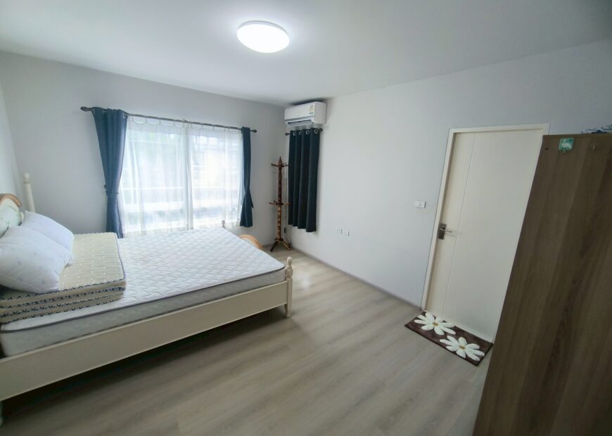 For rent: 2-story townhome near Mega Bangna, best location in the area, Indy 2 Bangna Km. 7. The front has an electric awning and shade trees. The back has an awning that can be opened or closed and the floor is neat. Beautiful house, ready to move in.