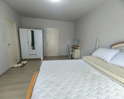 For rent: 2-story townhome near Mega Bangna, best location in the area, Indy 2 Bangna Km. 7. The front has an electric awning and shade trees. The back has an awning that can be opened or closed and the floor is neat. Beautiful house, ready to move in.