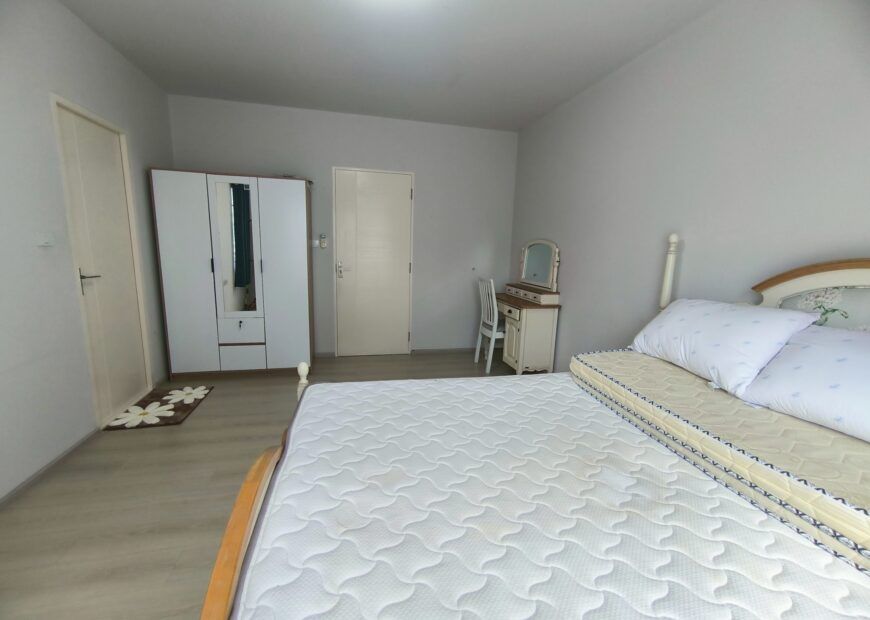 For rent: 2-story townhome near Mega Bangna, best location in the area, Indy 2 Bangna Km. 7. The front has an electric awning and shade trees. The back has an awning that can be opened or closed and the floor is neat. Beautiful house, ready to move in.