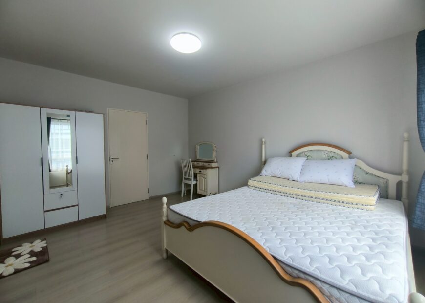 For rent: 2-story townhome near Mega Bangna, best location in the area, Indy 2 Bangna Km. 7. The front has an electric awning and shade trees. The back has an awning that can be opened or closed and the floor is neat. Beautiful house, ready to move in.