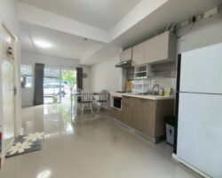 For rent: 2-story townhome near Mega Bangna, best location in the area, Indy 2 Bangna Km. 7. The front has an electric awning and shade trees. The back has an awning that can be opened or closed and the floor is neat. Beautiful house, ready to move in.