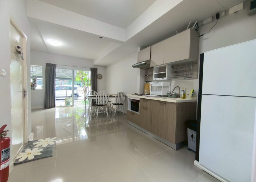 For rent: 2-story townhome near Mega Bangna, best location in the area, Indy 2 Bangna Km. 7. The front has an electric awning and shade trees. The back has an awning that can be opened or closed and the floor is neat. Beautiful house, ready to move in.