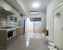 For rent: 2-story townhome near Mega Bangna, best location in the area, Indy 2 Bangna Km. 7. The front has an electric awning and shade trees. The back has an awning that can be opened or closed and the floor is neat. Beautiful house, ready to move in.