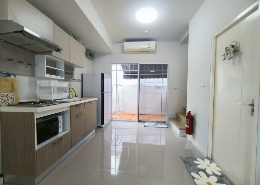 For rent: 2-story townhome near Mega Bangna, best location in the area, Indy 2 Bangna Km. 7. The front has an electric awning and shade trees. The back has an awning that can be opened or closed and the floor is neat. Beautiful house, ready to move in.