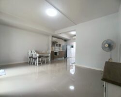 For rent: 2-story townhome near Mega Bangna, best location in the area, Indy 2 Bangna Km. 7. The front has an electric awning and shade trees. The back has an awning that can be opened or closed and the floor is neat. Beautiful house, ready to move in.