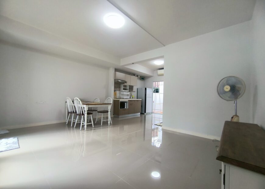 For rent: 2-story townhome near Mega Bangna, best location in the area, Indy 2 Bangna Km. 7. The front has an electric awning and shade trees. The back has an awning that can be opened or closed and the floor is neat. Beautiful house, ready to move in.