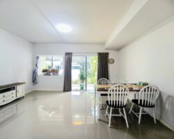 For rent: 2-story townhome near Mega Bangna, best location in the area, Indy 2 Bangna Km. 7. The front has an electric awning and shade trees. The back has an awning that can be opened or closed and the floor is neat. Beautiful house, ready to move in.