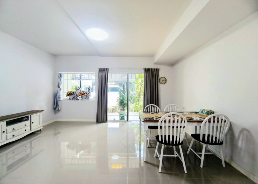 For rent: 2-story townhome near Mega Bangna, best location in the area, Indy 2 Bangna Km. 7. The front has an electric awning and shade trees. The back has an awning that can be opened or closed and the floor is neat. Beautiful house, ready to move in.