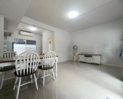 For rent: 2-story townhome near Mega Bangna, best location in the area, Indy 2 Bangna Km. 7. The front has an electric awning and shade trees. The back has an awning that can be opened or closed and the floor is neat. Beautiful house, ready to move in.