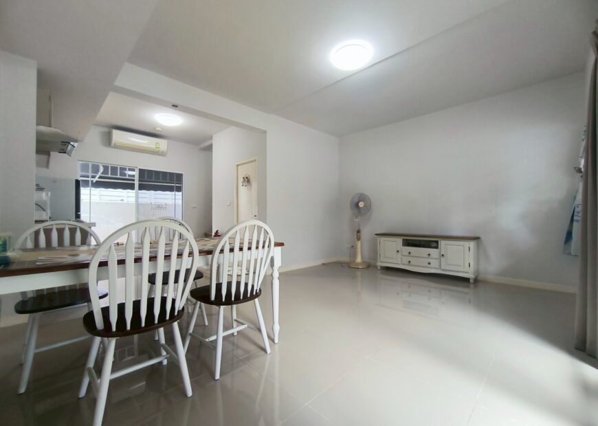 For rent: 2-story townhome near Mega Bangna, best location in the area, Indy 2 Bangna Km. 7. The front has an electric awning and shade trees. The back has an awning that can be opened or closed and the floor is neat. Beautiful house, ready to move in.