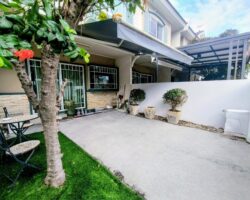 For rent: 2-story townhome near Mega Bangna, best location in the area, Indy 2 Bangna Km. 7. The front has an electric awning and shade trees. The back has an awning that can be opened or closed and the floor is neat. Beautiful house, ready to move in.