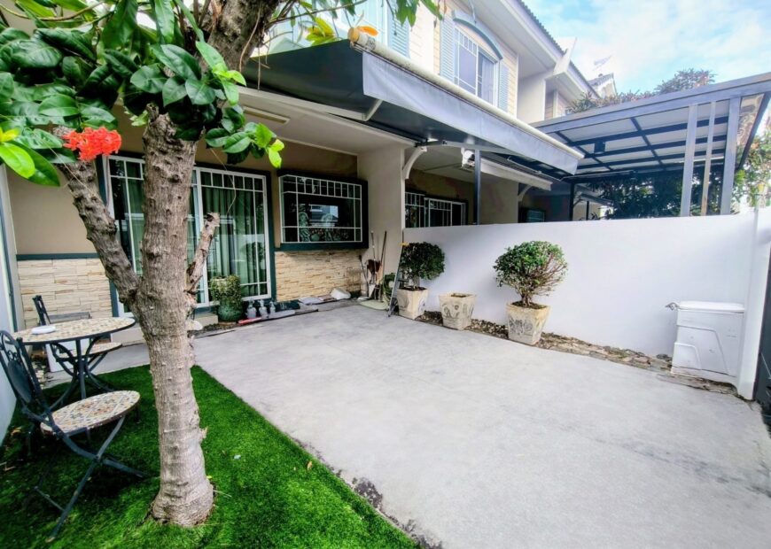For rent: 2-story townhome near Mega Bangna, best location in the area, Indy 2 Bangna Km. 7. The front has an electric awning and shade trees. The back has an awning that can be opened or closed and the floor is neat. Beautiful house, ready to move in.