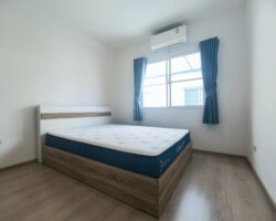 For rent: 2-story townhome near Mega Bangna, best location in the area, Indy 2 Bangna-Ramkhamhaeng 2, the front of the house faces south, the back of the house has an awning and artificial grass, beautiful house, clean, fully furnished, ready to move in.