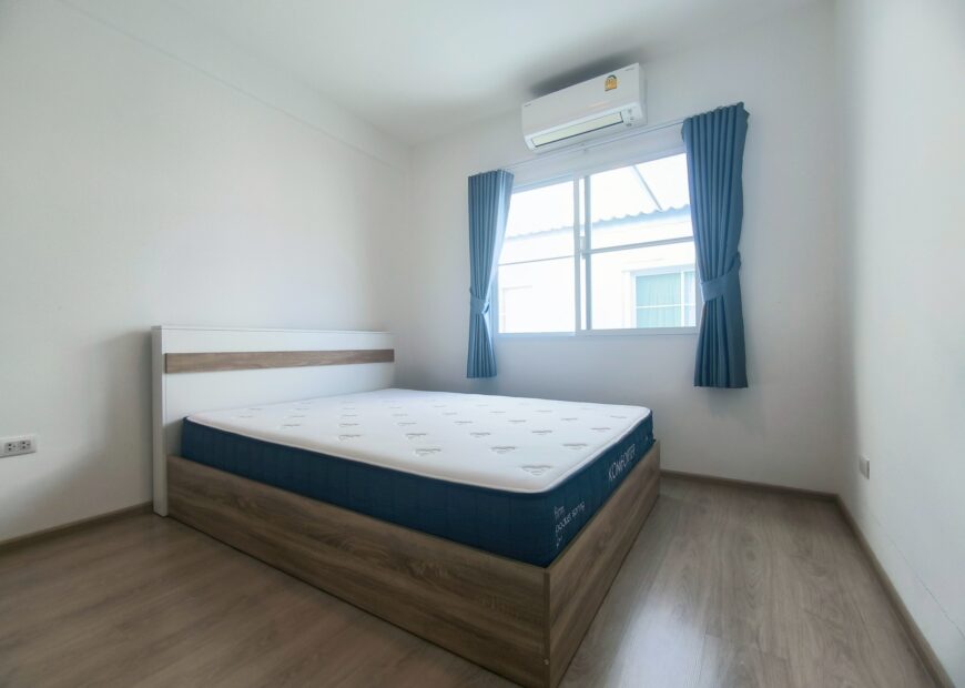 For rent: 2-story townhome near Mega Bangna, best location in the area, Indy 2 Bangna-Ramkhamhaeng 2, the front of the house faces south, the back of the house has an awning and artificial grass, beautiful house, clean, fully furnished, ready to move in.