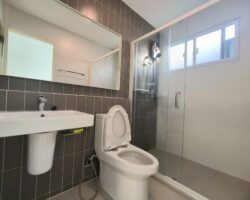 For rent: 2-story townhome near Mega Bangna, best location in the area, Indy 2 Bangna-Ramkhamhaeng 2, the front of the house faces south, the back of the house has an awning and artificial grass, beautiful house, clean, fully furnished, ready to move in.