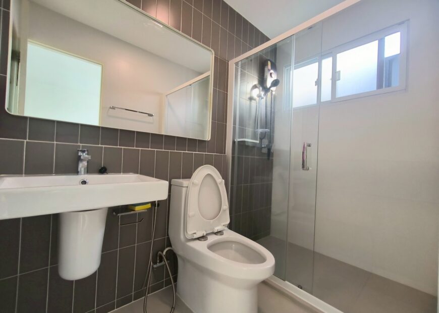 For rent: 2-story townhome near Mega Bangna, best location in the area, Indy 2 Bangna-Ramkhamhaeng 2, the front of the house faces south, the back of the house has an awning and artificial grass, beautiful house, clean, fully furnished, ready to move in.