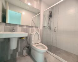 For rent: 2-story townhome near Mega Bangna, best location in the area, Indy 2 Bangna-Ramkhamhaeng 2, the front of the house faces south, the back of the house has an awning and artificial grass, beautiful house, clean, fully furnished, ready to move in.