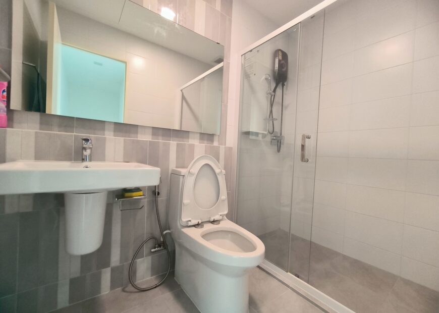 For rent: 2-story townhome near Mega Bangna, best location in the area, Indy 2 Bangna-Ramkhamhaeng 2, the front of the house faces south, the back of the house has an awning and artificial grass, beautiful house, clean, fully furnished, ready to move in.