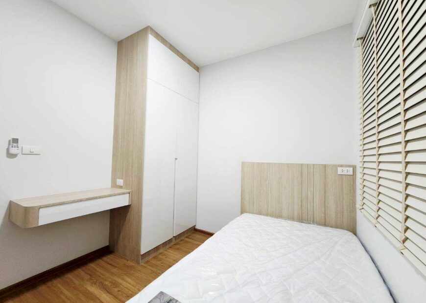 For rent: 2-story townhome in the Pleno Sukhumvit-Bangna 2, Good location, just 3 minutes from Mega Bangna. Fully furnished, with an awning in front of the house. Flooring and a roof for the awning at the back of the house. ready to move in.