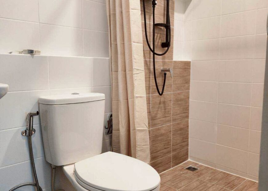 For rent: 2-story townhome in the Pleno Sukhumvit-Bangna 2, Good location, just 3 minutes from Mega Bangna. Fully furnished, with an awning in front of the house. Flooring and a roof for the awning at the back of the house. ready to move in.