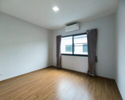 For rent: 2-story townhome in the Pleno Sukhumvit-Bangna 3 The front of the house is 6.65 meters wide, can park 2 cars, and also has a garden corner for planting trees. The location is near Mega Bangna and can travel via many routes, including Bangna-Trad and Buanakarin Road, Nam Daeng, Theparak. The front has a carport roof, the back has a roof extension and a kitchen is complete. Beautiful house, ready to move in.