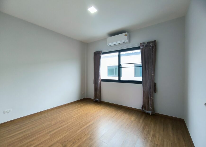 For rent: 2-story townhome in the Pleno Sukhumvit-Bangna 3 The front of the house is 6.65 meters wide, can park 2 cars, and also has a garden corner for planting trees. The location is near Mega Bangna and can travel via many routes, including Bangna-Trad and Buanakarin Road, Nam Daeng, Theparak. The front has a carport roof, the back has a roof extension and a kitchen is complete. Beautiful house, ready to move in.