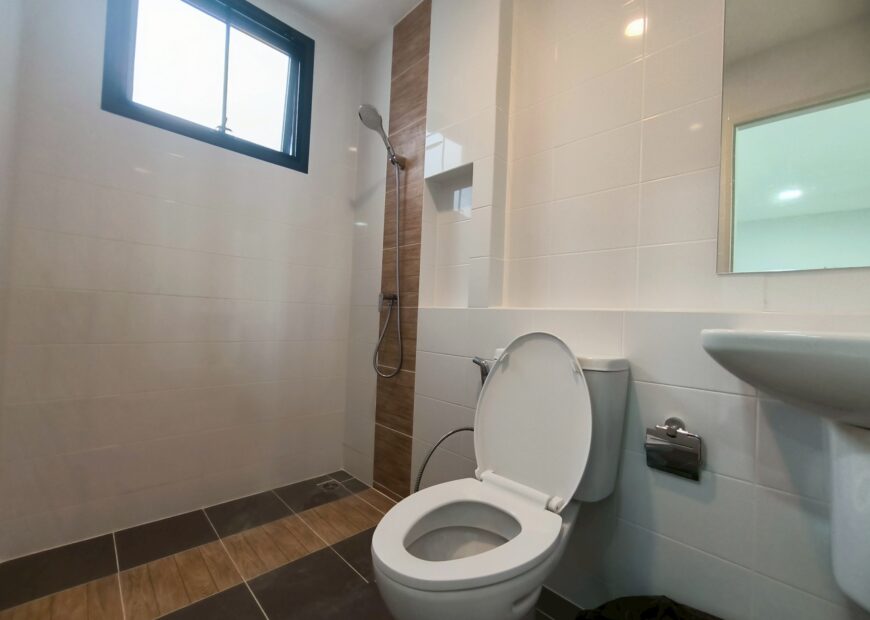 For rent: 2-story townhome in the Pleno Sukhumvit-Bangna 3 The front of the house is 6.65 meters wide, can park 2 cars, and also has a garden corner for planting trees. The location is near Mega Bangna and can travel via many routes, including Bangna-Trad and Buanakarin Road, Nam Daeng, Theparak. The front has a carport roof, the back has a roof extension and a kitchen is complete. Beautiful house, ready to move in.