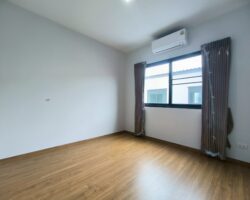 For rent: 2-story townhome in the Pleno Sukhumvit-Bangna 3 The front of the house is 6.65 meters wide, can park 2 cars, and also has a garden corner for planting trees. The location is near Mega Bangna and can travel via many routes, including Bangna-Trad and Buanakarin Road, Nam Daeng, Theparak. The front has a carport roof, the back has a roof extension and a kitchen is complete. Beautiful house, ready to move in.