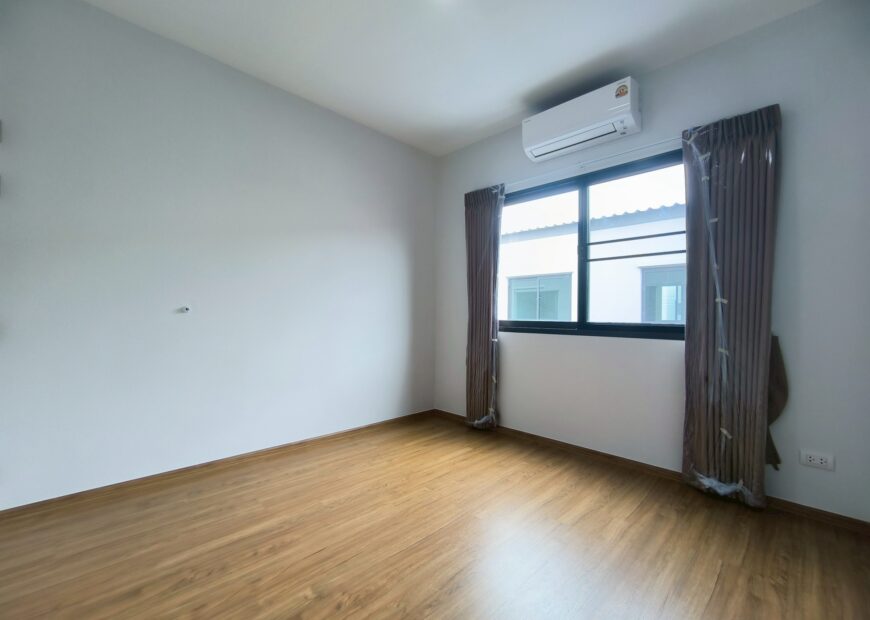 For rent: 2-story townhome in the Pleno Sukhumvit-Bangna 3 The front of the house is 6.65 meters wide, can park 2 cars, and also has a garden corner for planting trees. The location is near Mega Bangna and can travel via many routes, including Bangna-Trad and Buanakarin Road, Nam Daeng, Theparak. The front has a carport roof, the back has a roof extension and a kitchen is complete. Beautiful house, ready to move in.