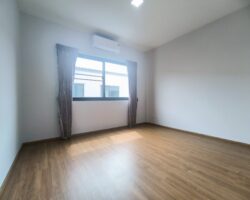 For rent: 2-story townhome in the Pleno Sukhumvit-Bangna 3 The front of the house is 6.65 meters wide, can park 2 cars, and also has a garden corner for planting trees. The location is near Mega Bangna and can travel via many routes, including Bangna-Trad and Buanakarin Road, Nam Daeng, Theparak. The front has a carport roof, the back has a roof extension and a kitchen is complete. Beautiful house, ready to move in.
