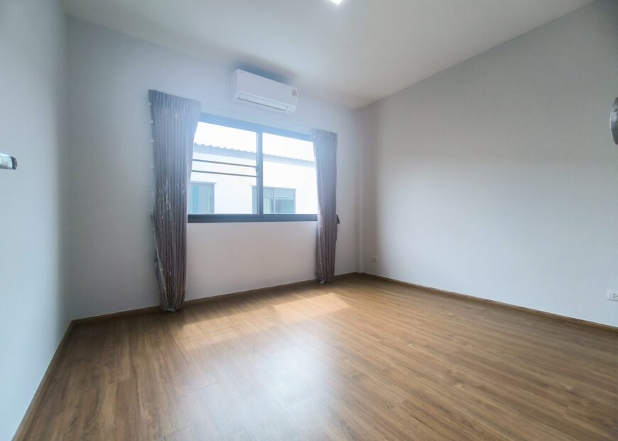 For rent: 2-story townhome in the Pleno Sukhumvit-Bangna 3 The front of the house is 6.65 meters wide, can park 2 cars, and also has a garden corner for planting trees. The location is near Mega Bangna and can travel via many routes, including Bangna-Trad and Buanakarin Road, Nam Daeng, Theparak. The front has a carport roof, the back has a roof extension and a kitchen is complete. Beautiful house, ready to move in.