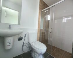 For rent: 2-story townhome in the Pleno Sukhumvit-Bangna 3 The front of the house is 6.65 meters wide, can park 2 cars, and also has a garden corner for planting trees. The location is near Mega Bangna and can travel via many routes, including Bangna-Trad and Buanakarin Road, Nam Daeng, Theparak. The front has a carport roof, the back has a roof extension and a kitchen is complete. Beautiful house, ready to move in.