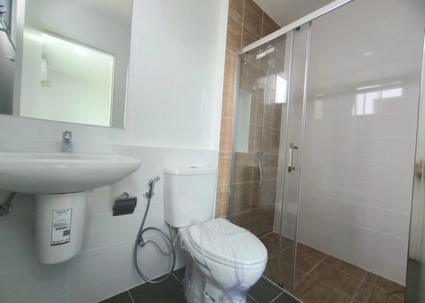 For rent: 2-story townhome in the Pleno Sukhumvit-Bangna 3 The front of the house is 6.65 meters wide, can park 2 cars, and also has a garden corner for planting trees. The location is near Mega Bangna and can travel via many routes, including Bangna-Trad and Buanakarin Road, Nam Daeng, Theparak. The front has a carport roof, the back has a roof extension and a kitchen is complete. Beautiful house, ready to move in.