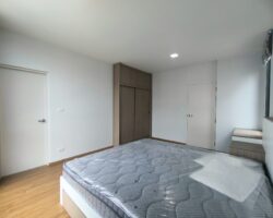 For rent: 2-story townhome in the Pleno Sukhumvit-Bangna 3 The front of the house is 6.65 meters wide, can park 2 cars, and also has a garden corner for planting trees. The location is near Mega Bangna and can travel via many routes, including Bangna-Trad and Buanakarin Road, Nam Daeng, Theparak. The front has a carport roof, the back has a roof extension and a kitchen is complete. Beautiful house, ready to move in.