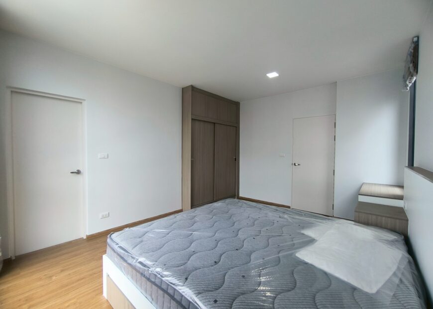 For rent: 2-story townhome in the Pleno Sukhumvit-Bangna 3 The front of the house is 6.65 meters wide, can park 2 cars, and also has a garden corner for planting trees. The location is near Mega Bangna and can travel via many routes, including Bangna-Trad and Buanakarin Road, Nam Daeng, Theparak. The front has a carport roof, the back has a roof extension and a kitchen is complete. Beautiful house, ready to move in.