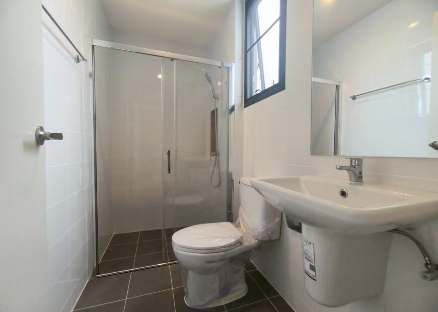 For rent: 2-story townhome in the Pleno Sukhumvit-Bangna 3 The front of the house is 6.65 meters wide, can park 2 cars, and also has a garden corner for planting trees. The location is near Mega Bangna and can travel via many routes, including Bangna-Trad and Buanakarin Road, Nam Daeng, Theparak. The front has a carport roof, the back has a roof extension and a kitchen is complete. Beautiful house, ready to move in.