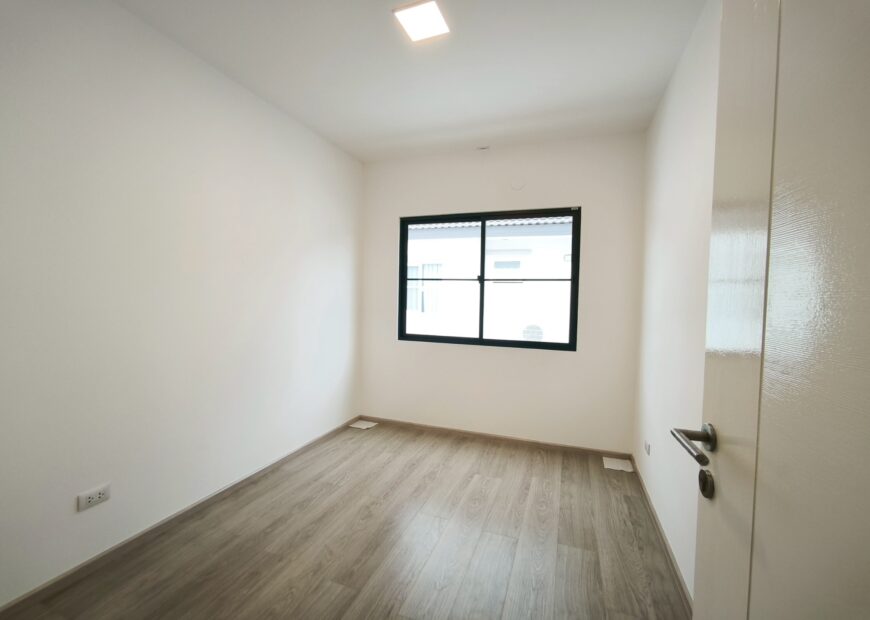 ขาย / ให้เช่า ทาวน์โฮม 2 ชั้น โครงการวิลลาจจิโอ 3 ศรีนครินทร์-บางนา เข้าออกได้หลายเส้นทาง ทั้งบางนา-ตราด กม.5 , ศรีนครินทร์ (หนามแดง) , เทพารักษ์ เดินทางไปเมกาบางนาเพียงไม่กี่นาที (เลียบทางด่วน) บ้านแปลงมุม มีชั้นลอยในห้องนอนใหญ่ Built ครัว และบริเวณที่วางทีวีเรียบร้อย