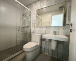 ขาย / ให้เช่า ทาวน์โฮม 2 ชั้น โครงการวิลลาจจิโอ 3 ศรีนครินทร์-บางนา เข้าออกได้หลายเส้นทาง ทั้งบางนา-ตราด กม.5 , ศรีนครินทร์ (หนามแดง) , เทพารักษ์ เดินทางไปเมกาบางนาเพียงไม่กี่นาที (เลียบทางด่วน) บ้านแปลงมุม มีชั้นลอยในห้องนอนใหญ่ Built ครัว และบริเวณที่วางทีวีเรียบร้อย