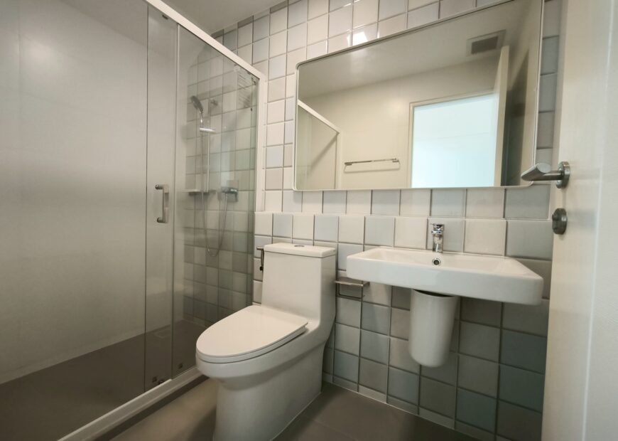 ขาย / ให้เช่า ทาวน์โฮม 2 ชั้น โครงการวิลลาจจิโอ 3 ศรีนครินทร์-บางนา เข้าออกได้หลายเส้นทาง ทั้งบางนา-ตราด กม.5 , ศรีนครินทร์ (หนามแดง) , เทพารักษ์ เดินทางไปเมกาบางนาเพียงไม่กี่นาที (เลียบทางด่วน) บ้านแปลงมุม มีชั้นลอยในห้องนอนใหญ่ Built ครัว และบริเวณที่วางทีวีเรียบร้อย