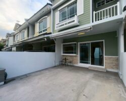 For rent 2-story townhome near Mega Bangna, best location in the area, Indy Km.7, the front of the house faces south. The house has been completely renovated, has an electric awning in the front, and the back is tiled. The house is beautiful and ready to move in.