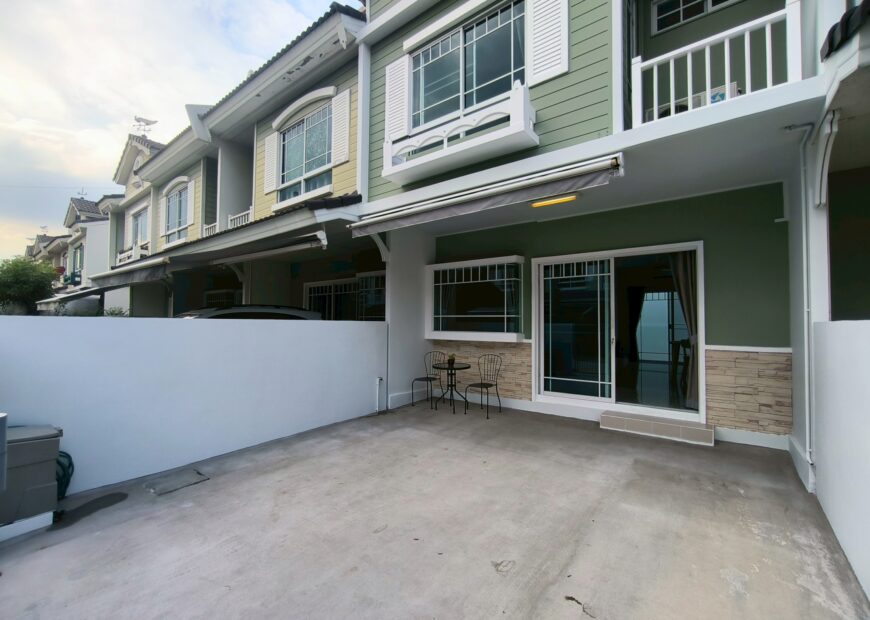 For rent 2-story townhome near Mega Bangna, best location in the area, Indy Km.7, the front of the house faces south. The house has been completely renovated, has an electric awning in the front, and the back is tiled. The house is beautiful and ready to move in.
