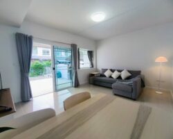 For rent 2-story townhome near Mega Bangna, best location in the area, Indy Km.7, the front of the house faces south. The house has been completely renovated, has an electric awning in the front, and the back is tiled. The house is beautiful and ready to move in.