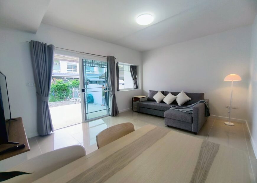 For rent 2-story townhome near Mega Bangna, best location in the area, Indy Km.7, the front of the house faces south. The house has been completely renovated, has an electric awning in the front, and the back is tiled. The house is beautiful and ready to move in.