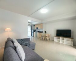 For rent 2-story townhome near Mega Bangna, best location in the area, Indy Km.7, the front of the house faces south. The house has been completely renovated, has an electric awning in the front, and the back is tiled. The house is beautiful and ready to move in.