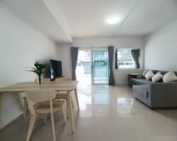 For rent 2-story townhome near Mega Bangna, best location in the area, Indy Km.7, the front of the house faces south. The house has been completely renovated, has an electric awning in the front, and the back is tiled. The house is beautiful and ready to move in.