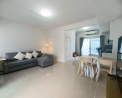 For rent 2-story townhome near Mega Bangna, best location in the area, Indy Km.7, the front of the house faces south. The house has been completely renovated, has an electric awning in the front, and the back is tiled. The house is beautiful and ready to move in.