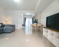 For rent 2-story townhome near Mega Bangna, best location in the area, Indy Km.7, the front of the house faces south. The house has been completely renovated, has an electric awning in the front, and the back is tiled. The house is beautiful and ready to move in.