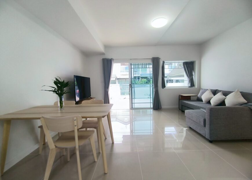 For rent 2-story townhome near Mega Bangna, best location in the area, Indy Km.7, the front of the house faces south. The house has been completely renovated, has an electric awning in the front, and the back is tiled. The house is beautiful and ready to move in.